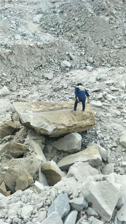 镁石矿开采砂石场岩石二次分解机器破裂机